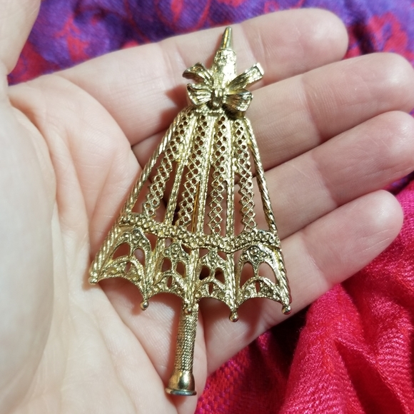 Vintage brooch umbrella Victorian Revival Style Parasol Pin gold tone filigree - Picture 3 of 10